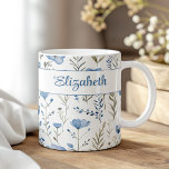 Navy Blue Watercolor Wildblumen Poppy Individuelle Kaffeetasse<br><div class="desc">Genießen Sie Ihr Lieblingsgetränk stilvoll mit der "Navy Blue Watercolor Wildblumen Poppy Individuelle Name Coffee Tasse". Diese charmante Tasse präsentiert ein zartes Aquarelldesign mit marineblau blauen Mohnchen und Wildblumen und schafft eine ruhige und elegante Ästhetik. Das komplexe Blumenmuster umhüllt die Tasse und bietet eine raffinierte und dennoch schlichte Schönheit, die...</div>