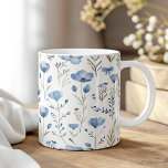 Navy Blue Watercolor Wildblumen Poppy Kaffeetasse<br><div class="desc">Genießen Sie Ihr Lieblingsgetränk mit der "Navy Blue Watercolor Wildblumen Poppy Coffee Tasse". Diese charmante Tasse präsentiert ein zartes Aquarelldesign mit marineblau blauen Mohnchen und Wildblumen und schafft eine ruhige und elegante Ästhetik. Das komplexe Blumenmuster umhüllt die Tasse und bietet eine raffinierte und dennoch schlichte Schönheit, die für jeden Anlass...</div>