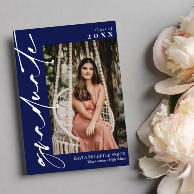 Navy Blue White Calligraphy Foto Abschluss Einladung (Von Creator hochgeladen)