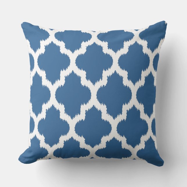 Navy Blue & White Ikat Quatrefolienmuster Kissen (Vorderseite)