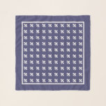 Navy Blue White Lilie Pattern Schal<br><div class="desc">Dieser Schal weist ein klassisches,  französisches Lilie-Muster auf,  das diagonal auf marineblarem Hintergrund angeordnet ist. Ein dünner weißer Rahmen und ein breiter marineblau Rahmen bilden den Rahmen.</div>