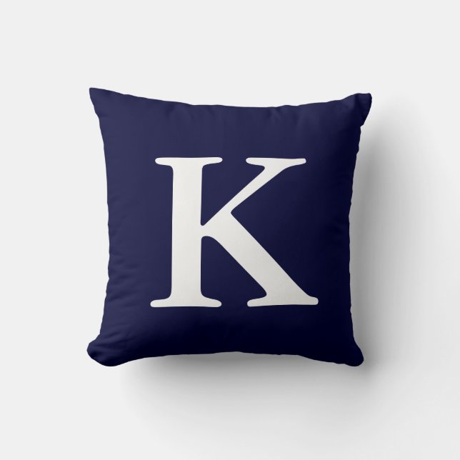 Navy Blue White Mit Monogramm K Throw Kissen (Vorderseite)