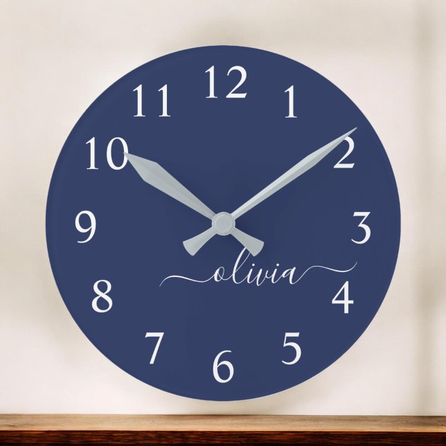 Navy Blue White Modern Script Giron Monogram Name Runde Wanduhr (Von Creator hochgeladen)