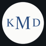 NAVY BLUE White Monogram Bride Groom Wedding Runder Aufkleber<br><div class="desc">Klassische und elegante marineblau-weiße Monogramm Hochzeitsaufkleber. Bride,  Groom und Nachname Initialen. Die Hintergrundfarbe kann geändert werden,  um den Anzug Ihres Farbschemas zu erhalten. Ideal für Tischdekoration,  Umschläge,  Gefälligkeiten,  vielen Dank ... Kontakt Designer für weitere Variationen.</div>