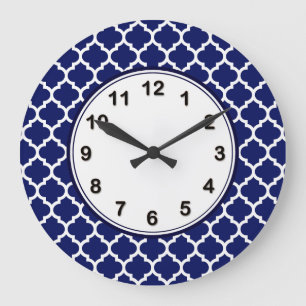 Navy Blue White Moroccan Quatrefoil Pattern #5 Große Wanduhr