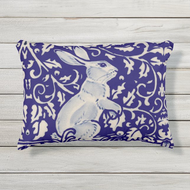 Navy Blue White Rabbit Floral Scrolls Dedham Delft Kissen Für Draußen (Vorderseite)
