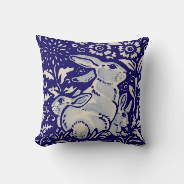 Navy Blue White Rabbit Mother & Babys Chinoiserie Kissen (Vorderseite)