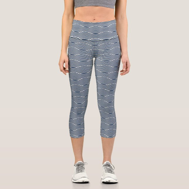 Navy Blue & White Wavy Muster Capri Leggings (Vorderseite)