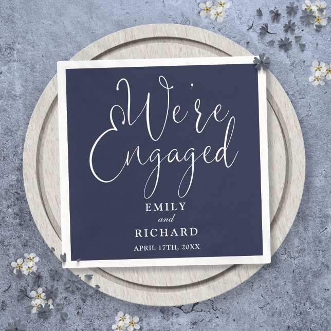 Navy Blue Wir sind eine Verlobte Script-Engagement Serviette (Navy Blue We're Engaged Script Engagement Party Napkins)
