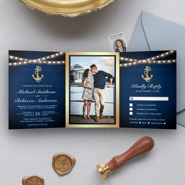Navy Blue Wood Nautical Gold Anker Lights Hochzeit Dreifach Gefaltete Einladung (Von Creator hochgeladen)