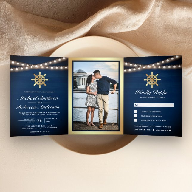 Navy Blue Wood Nautical Gold Ship's Wheel Wedding Dreifach Gefaltete Einladung (Von Creator hochgeladen)