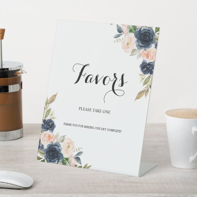 Navy Blush Pink Blossom Floral Gefallen Sockelschild (In SItu)