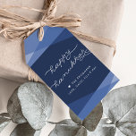 Navy Geo Script Hanukkah Geschenkanhänger<br><div class="desc">Dress up your Hanukkah Geschenke mit diesen eleganten,  modernen Tags in reich marineblau. Überschneidende geometrische Formen in Gradiententönen in Blau bilden den perfekten Hintergrund für "Happy Hanukkah" in der modernen weißen handgeschriebenen Stil Typografie und zwei Linien Ihres eigenen Textes.</div>