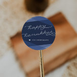Navy Geo Script | Happy Hanukkah Runder Aufkleber<br><div class="desc">Siegel deine Hanukkah-Karten,  Geschenke und Einladungen mit diesen eleganten und modernen Aufklebern in marineblau. Überschneidende geometrische Formen in Gradiententönen in Blau bilden den perfekten Hintergrund für "Happy Hanukkah" in der modernen weißen handgeschriebenen Typografie.</div>