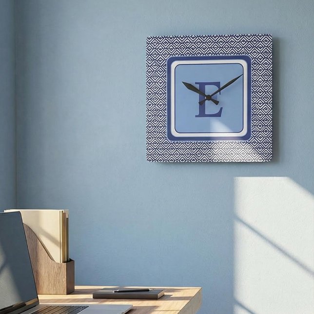 Navy Geometric Chevron Monogram Design Quadratische Wanduhr (Von Creator hochgeladen)