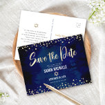 Navy Gold Bat Mitzvah Save the Date Modernes Scrip Einladungspostkarte<br><div class="desc">Achten Sie darauf, dass alle Ihre Freunde und Verwandten den Meilenstein Ihrer Tochter Bat Mitzvah feiern können! Senden Sie diese atemberaubende, moderne, "Save the Date" Ankündigungskarte. Graphische Imitate Goldfolienkalligraphie Drehbuch, Star of David, und Konfetti, überlagern einen reichen, dramatischen, marineblauen Aquarellhintergrund. Personalisieren Sie den benutzerdefinierten Text mit dem Namen und Datum...</div>