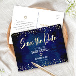 Navy Gold Bat Mitzvah Save the Date Modernes Scrip Einladungspostkarte<br><div class="desc">Achten Sie darauf, dass alle Ihre Freunde und Verwandten den Meilenstein Ihrer Tochter Bat Mitzvah feiern können! Senden Sie diese atemberaubende, moderne, "Save the Date" Ankündigungskarte. Graphische Imitate Goldfolienkalligraphie Drehbuch, Star of David, und Konfetti, überlagern einen reichen, dramatischen, marineblauen Aquarellhintergrund. Personalisieren Sie den benutzerdefinierten Text mit dem Namen und Datum...</div>