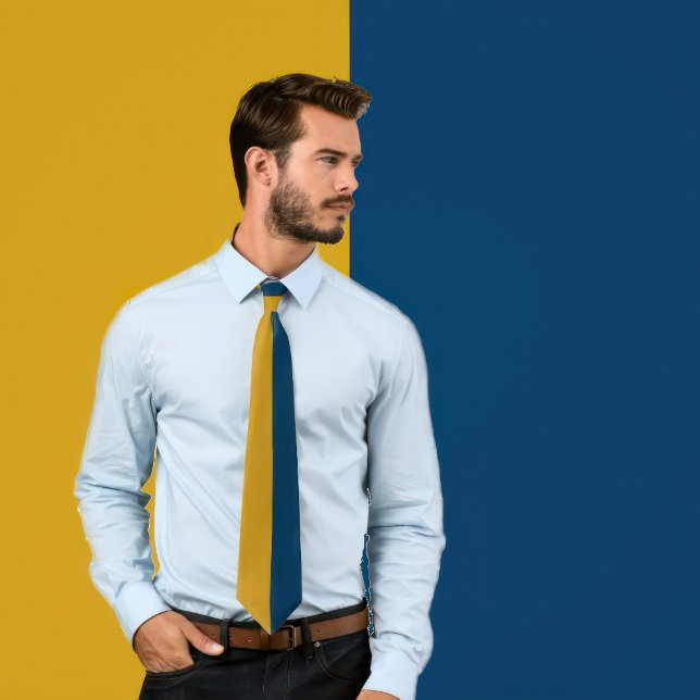 Navy & Gold Zwei Farben Krawatte (Man wears a Navy & Gold Two Color Neck Tie)