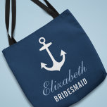 Navy Nautical Anchor Custom Wedding Bridesmaid<br><div class="desc">Die Tasche für die Hochzeitsfeier ist mit einem Bootanker mit individuellem Text versehen,  der mit dem Namen und der Rolle der Person in Ihrem Brautparty personalisiert werden kann. Auf der Rückseite wird ein Muster von roten,  wolkenblauen,  grauen und weißen Ankern angezeigt. Die marineblau Hintergrundfarbe kann angepasst werden.</div>