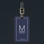 Navy Personalisiert Monogram und Name Trauzeugen Gepäckanhänger<br><div class="desc">Fügen Sie Ihrer Hochzeit eine persönliche Touch mit personalisierten Trauzeugen Gepäckanhänger hinzu. Dieses Gepäckanhänger mit dem Monogramm und dem Namen des personalisierten Trauzeugen mit dem Titel und dem Hochzeitdatum in weißem,  modernem Sans Serif Schriftart Stil auf marineblau Hintergrund. Auch perfekt für Trauzeuge,  Brautvater und mehr.</div>