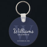 Navy Personalized Script Groomsmen name&Monogram Schlüsselanhänger<br><div class="desc">Add a personal touch to your wedding with personalized groomsmen keychain. This keychain features personalized groomsman's name in white classic script font style with wedding details in white classic serif font style and monogram in light navy blue classic serif font style as background, on navy blue background. Also perfect for...</div>