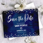 Navy Silver Bat Mitzvah Rett Datum Moderne Schrift Einladungspostkarte<br><div class="desc">Achten Sie darauf, dass alle Ihre Freunde und Verwandten den Meilenstein Ihrer Tochter Bat Mitzvah feiern können! Senden Sie diese atemberaubende, moderne, "Save the Date" Ankündigungskarte. Graphische Imitate Silber-Folie Kalligraphie Drehbuch, Star of David, und Konfetti, überlagern einen reichen, dramatischen, marineblauen Aquarellhintergrund. Personalisieren Sie den benutzerdefinierten Text mit dem Namen und...</div>