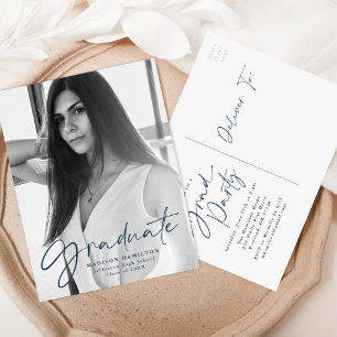 Navy Stylish Script Photo Graduation Party Einladungspostkarte