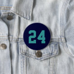 Navy und Aquamarin Athlete Jersey Number Button<br><div class="desc">Freuen Sie sich auf Ihr Lieblings-Sportteam, Ihren Fußballspieler oder zeigen Sie einfach Ihren Schulstolz mit einem personalisierten Spirituosenknopf! Personalisieren Sie Ihre Daten mit der Jerseynummer eines Spielers oder einem anderen benutzerdefinierten Text. Ideal für Fußball, Basketball, Baseball und Fußball! Erstellen Sie individuelle Buttone für das ganze Team, Cheerleader, Eltern und Geschwister,...</div>