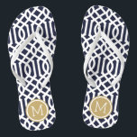 Navy und Gold Trellis Monogram Flip Flops<br><div class="desc">Maßgeschneiderte,  bedruckte Flop-Sandalen mit einem stilvollen,  modernen Trellis-Muster und einem eigenen Monogramm oder einem anderen Text in einem Kreisrahmen. Klicken Sie auf Anpassen,  um Schriftart und Farben zu ändern oder eigene Bilder hinzuzufügen,  um ein einzigartiges Design zu erstellen!</div>