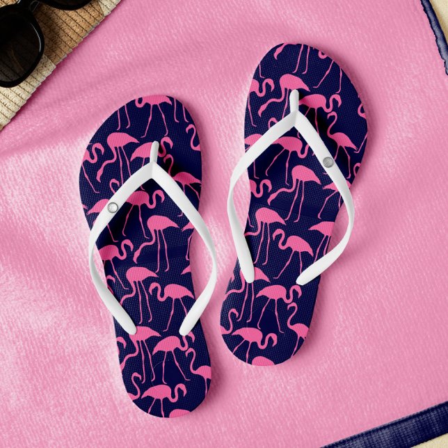 Navy und rosa Flamingo Muster Flip Flops (Von Creator hochgeladen)
