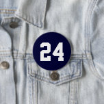Navy und White Athlete Jersey Number Button<br><div class="desc">Freuen Sie sich auf Ihr Lieblings-Sportteam, Ihren Fußballspieler oder zeigen Sie einfach Ihren Schulstolz mit einem personalisierten Spirituosenknopf! Personalisieren Sie Ihre Daten mit der Jerseynummer eines Spielers oder einem anderen benutzerdefinierten Text. Ideal für Fußball, Basketball, Baseball und Fußball! Erstellen Sie individuelle Buttone für das ganze Team, Cheerleader, Eltern und Geschwister,...</div>