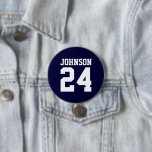 Navy und White Athlete Name Jersey Nummer Button<br><div class="desc">Freuen Sie sich auf Ihr Lieblings-Sportteam, Ihren Fußballspieler oder zeigen Sie einfach Ihren Schulstolz mit einem personalisierten Spirituosenknopf! Fügen Sie Ihren Schulnamen hinzu oder personalisieren Sie ihn mit einem Spielernamen und Jersey-Nummer. Ideal für Fußball, Basketball, Baseball und Fußball! Erstellen Sie individuelle Buttone für das ganze Team, Cheerleader, Eltern und Geschwister,...</div>