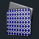 Navy und White Diamond Muster Laptopschutzhülle<br><div class="desc">Ein kühn grafisches Muster von miteinander verflochtenen Marine- und weißen Diamantenformen. Die weißen Diamanten enthalten jeweils einen kleinen dunkelblauen Diamanten,  der die Marine zur dominanten Farbe des geometrischen Designs macht. Digitales Bild. Copyright © 2013 Claire E. Skinner. Alle Rechte vorbehalten.</div>