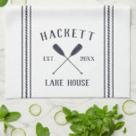 Navy & White Rusoars Personalisiertes Lake House Geschirrtuch<br><div class="desc">Mit diesem niedlichen personalisierten Handtuch mit Familienname oder Hausnamen und Jahr in marineblauer Schrift mit einem Paar Ruder können Sie Ihre Hausküche individuell gestalten.</div>