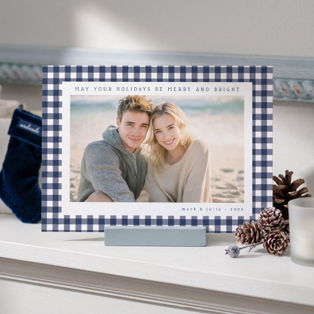 Navyblauer Gingham-Rahmen Feiertagsfoto Feiertagskarte (Simulated card on mantel)
