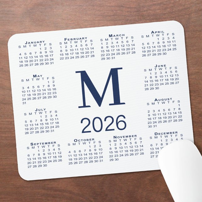 Navyblaues Monogramm 2026-Kalender auf Weiß Mousepad (Navy Blue Monogram 2026 Calendar on White Mouse Pad, in situ)