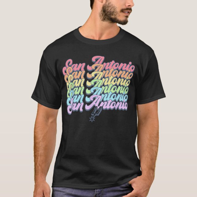 NBA San Antonio Spurs Pastel Rainbow Pride Stack g T-Shirt (Vorderseite)