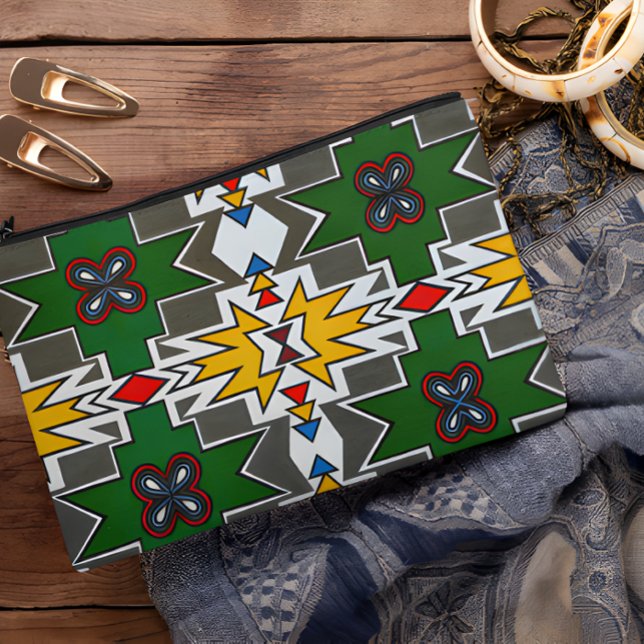 Ndebele Traditioneller Attraktion Afrikanischer Tr Zubehörtasche (Ndebele Traditional Attire African Tribal Art Chic Accessory Pouch On Wooden Table)