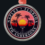 Neapel Florida Beach Retro Sunset Palm Tree 80er Ornament Aus Metall<br><div class="desc">Diese maßgeschneiderten Neapel Florida Retro 60er Palmen Souvenirs. Neapel Florida, Retro Strandsouvenirs. Reisedesign für Sommerliebhaber. Dieses Retro-Vintage Design ist eine großartige Idee für Ferien, Geburtstag und Sommerurlaub. - Sie können die Vorlage personalisieren, indem Sie einen Namen Ihrer Stadt oder Position, Jahr hinzufügen und Text hinzufügen, um sie besonders zu machen....</div>
