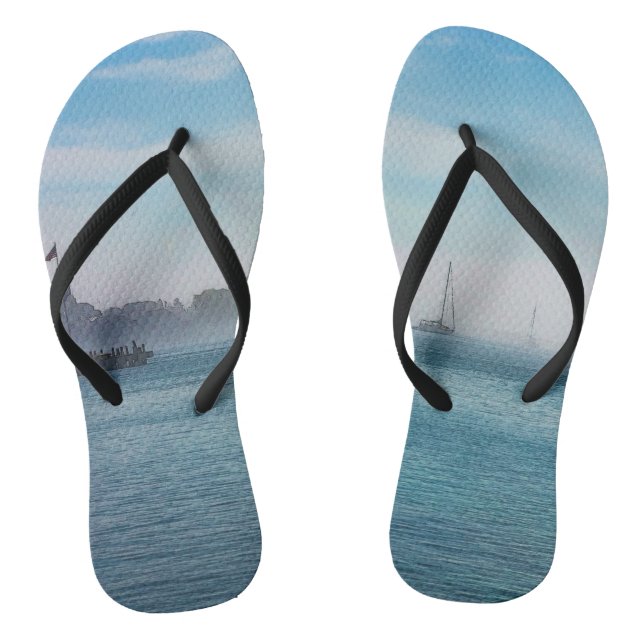 Nebel am Hafen von Mackinac Flip Flops (Fußbett)