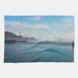 Nebel am Hafen von Mackinac Geschirrtuch