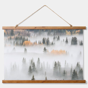 Nebel am Morgen bedeckt den Bergwald Wandteppich Mit Holzrahmen