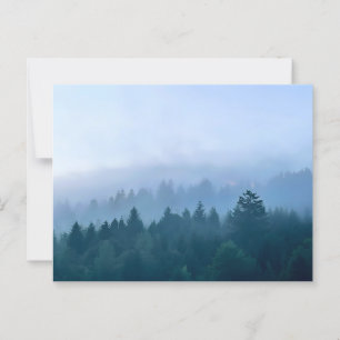 Nebel am Morgen umspannt Waldlandschaft in Bergen Postkarte