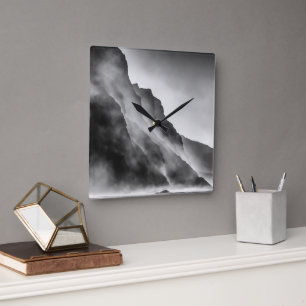 Nebel an der Wand des Felsen Quadratische Wanduhr