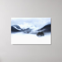 Nebel, Berge und einsamer Baum im Winter