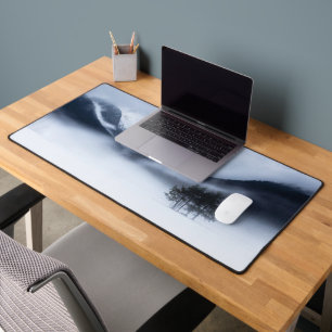 Nebel, Berge und einsamer Baum im Winter Schreibtischunterlage