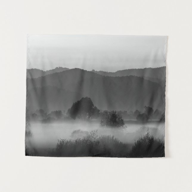Nebel durch das Tal in Schwarz-Weiß Wandteppich (Vorderseite (Horizontal))