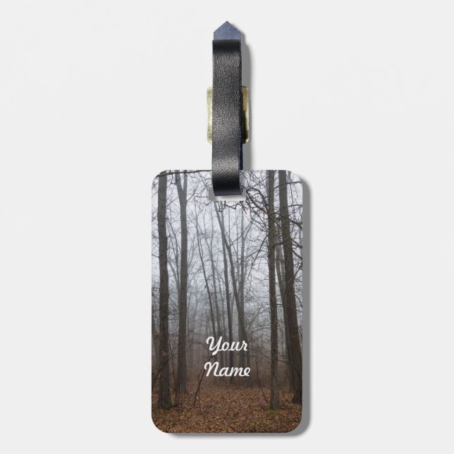 Nebel durch den Wald Gepäckanhänger (Rückseite vertikal)