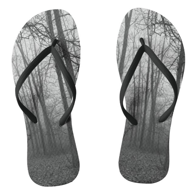 Nebel durch den Wald Graustufen Flip Flops (Fußbett)