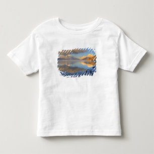 Nebel erhebt sich vom McDonald-See auf sehr kalte Kleinkind T-shirt